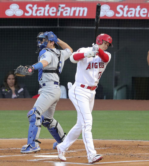 ドジャース戦の1回、空振り三振に倒れたエンゼルス大谷(共同)