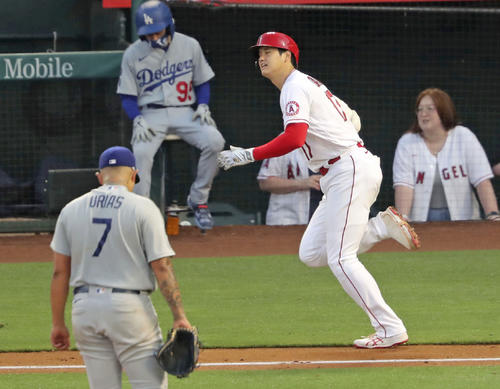 ドジャース戦の2回、中飛に倒れたエンゼルス大谷。投手ウリアス(共同)