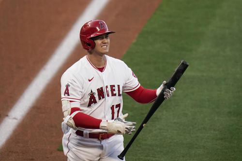 1回、ファウルを打った大谷(AP)