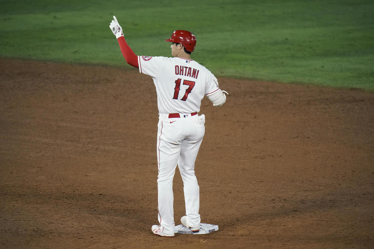 6回、適時二塁打を放った大谷（AP）