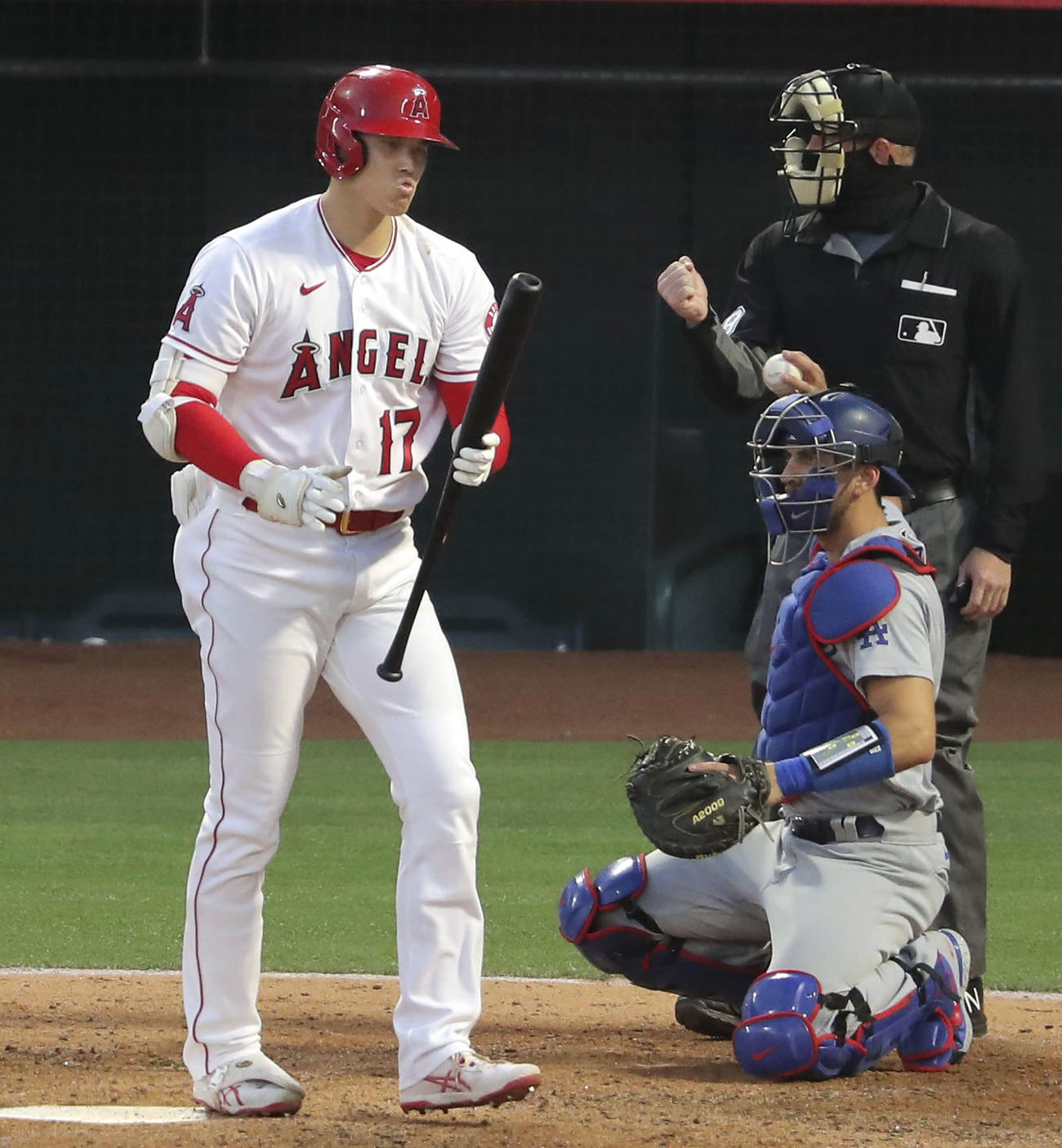 ドジャース戦の4回、空振り三振に倒れたエンゼルス大谷（共同）