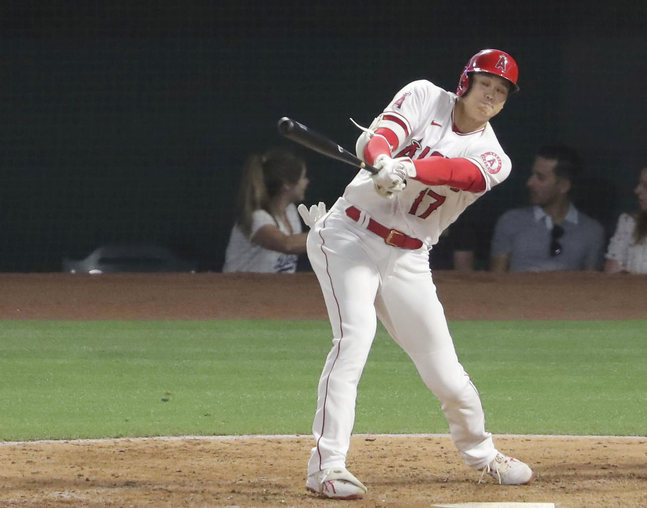 ドジャース戦の6回、右前打を放つエンゼルス大谷（共同）
