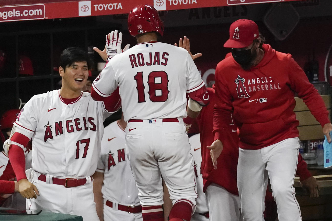 7回、3ランを放ったロハスを迎える大谷（AP）