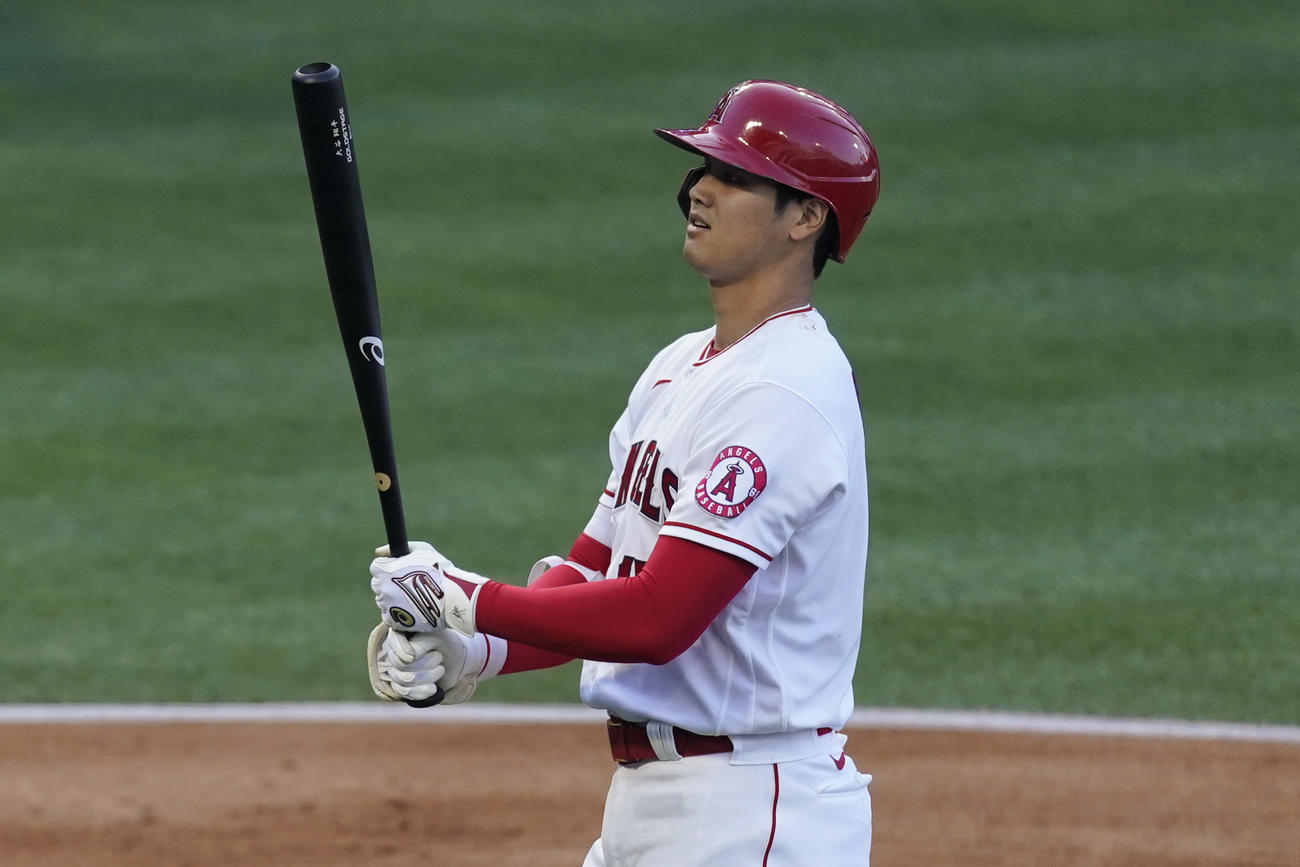 打席でバットを見る大谷（AP）