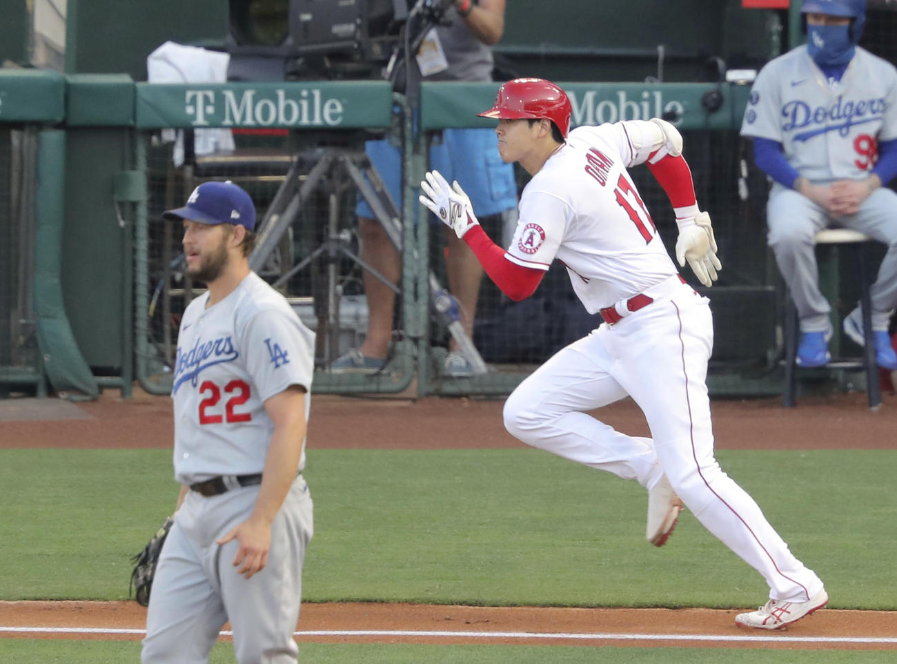 ドジャース戦の1回、カーショー（左）との対決で三ゴロに倒れたエンゼルス大谷（共同）