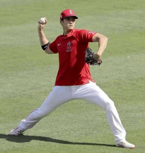 試合前にキャッチボールするエンゼルス大谷（共同）