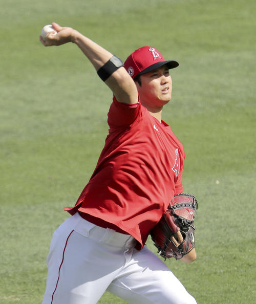 試合前にキャッチボールするエンゼルス大谷（共同）