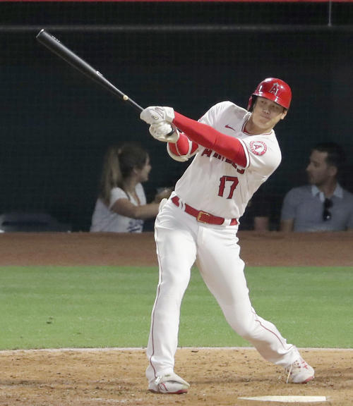 ドジャース戦の6回、右前打を放つエンゼルス大谷（共同）