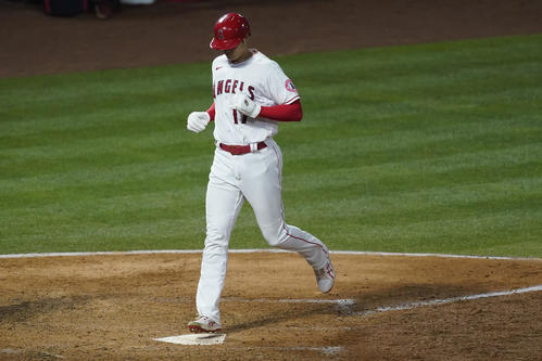 6回、生還した大谷（AP）