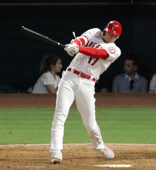 ドジャース戦の7回、失策を誘う二ゴロを放つエンゼルス大谷（共同）