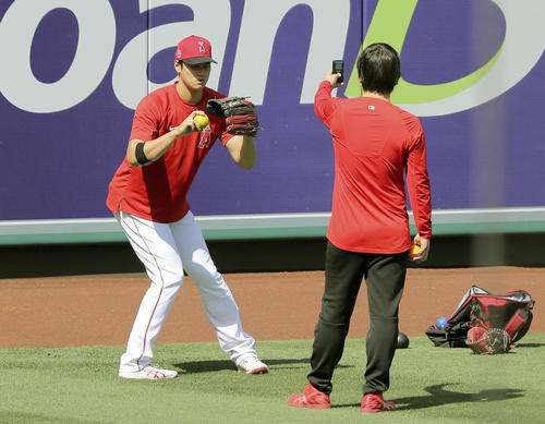 試合前に調整するエンゼルス大谷（共同）