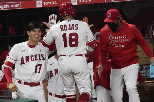 7回、3ランを放ったロハスを迎える大谷（AP）