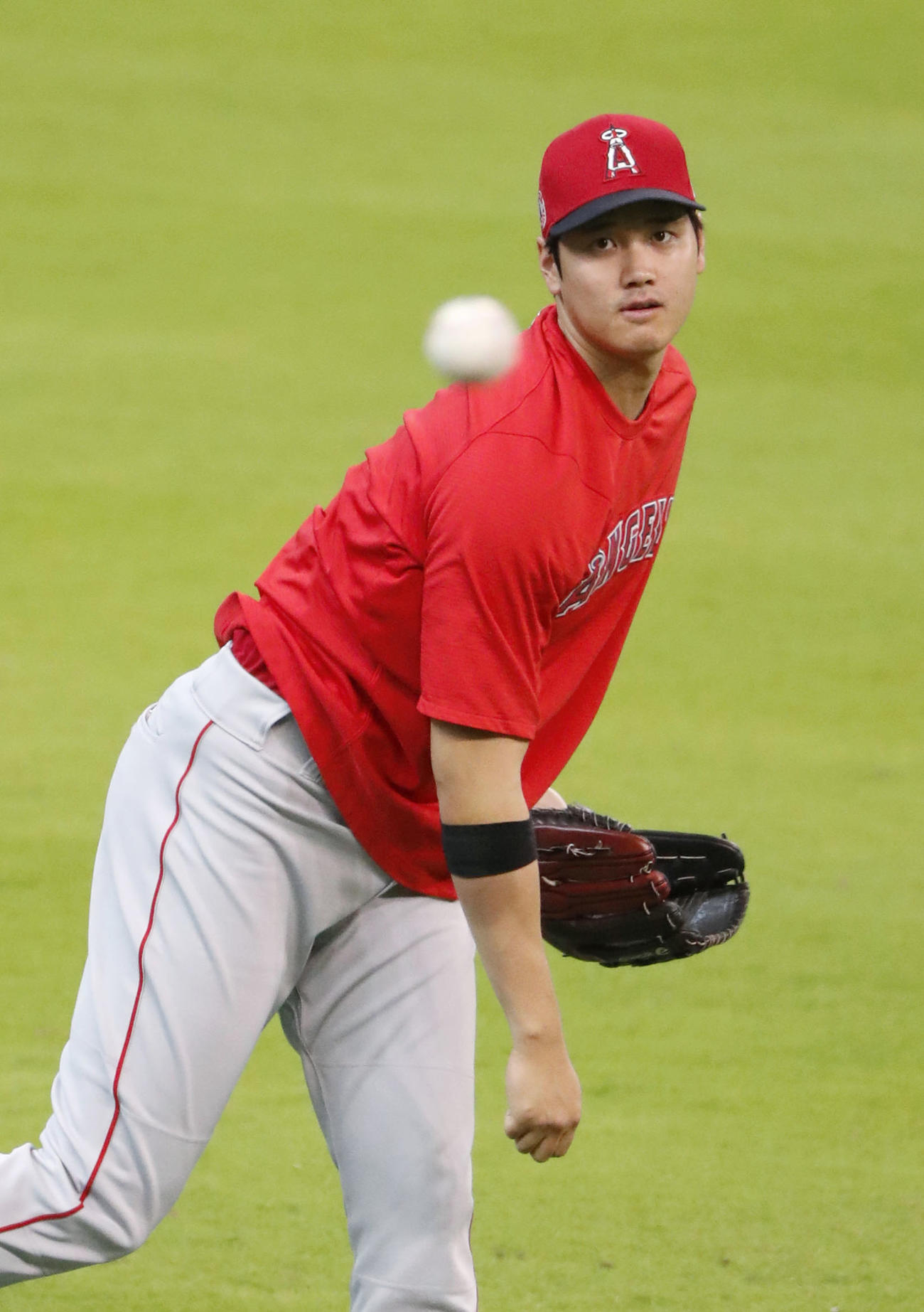 試合前、キャッチボールするエンゼルス大谷（共同）
