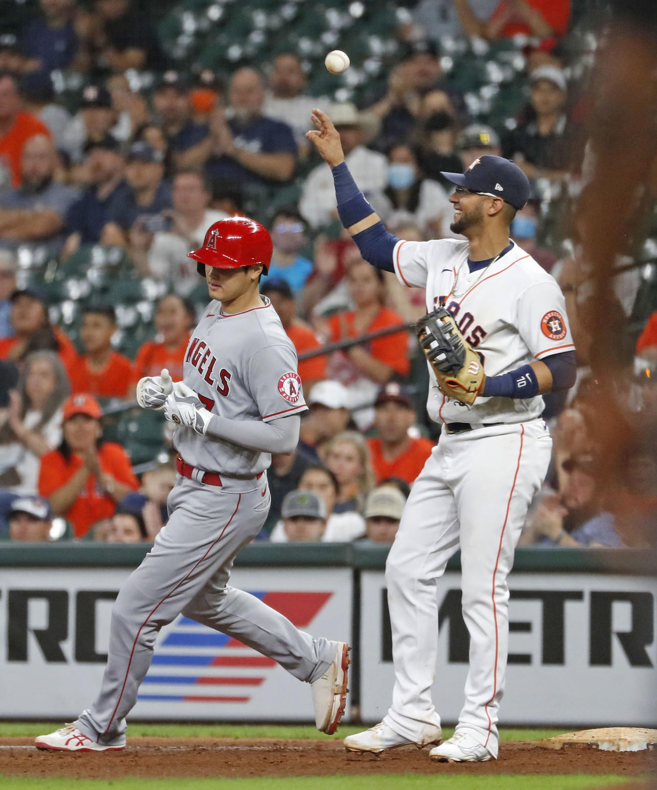 アストロズ戦の6回、二ゴロに倒れたエンゼルス大谷。右は一塁手グリエル（共同）