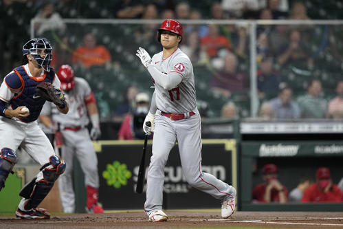 第1打席で空振り三振に倒れたエンゼルス大谷翔平（AP）