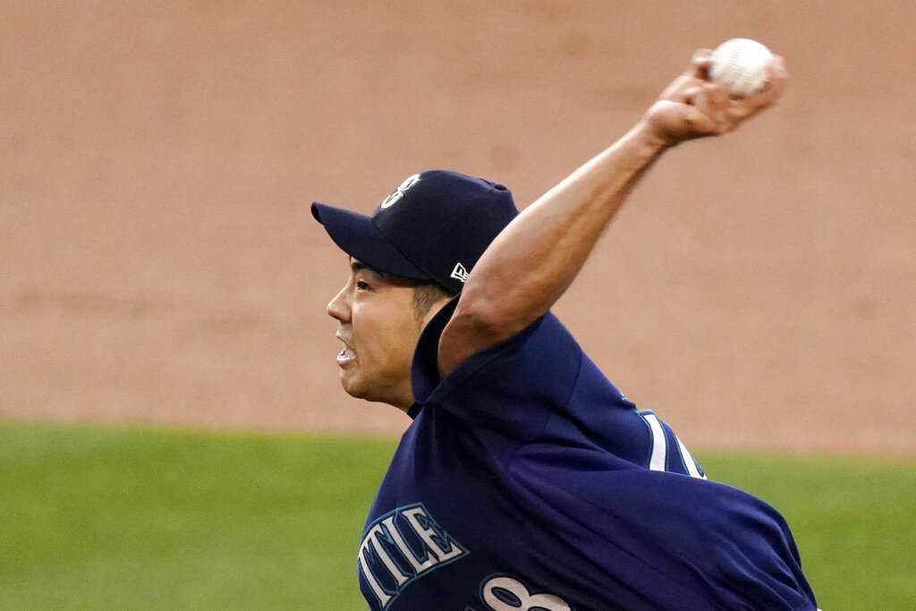 ドジャース戦で力投するマリナーズ菊池（AP）
