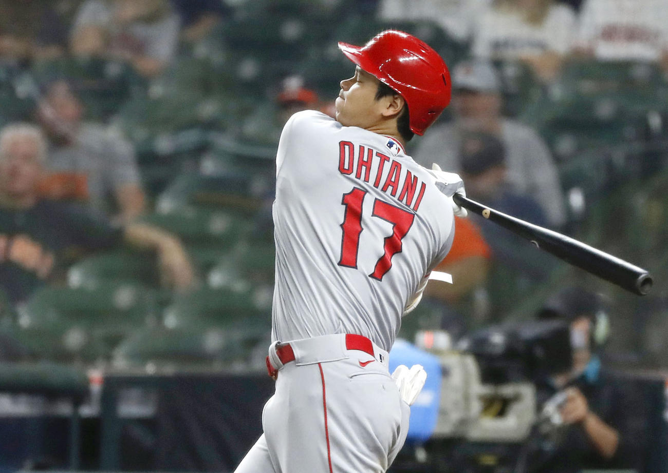 6回、空振り三振に倒れるエンゼルス大谷（共同）