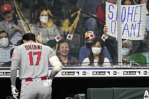 1回、三振に倒れベンチに引き揚げるエンゼルス大谷(AP)