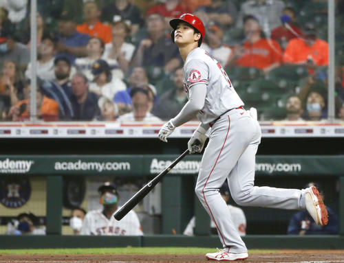 3回、左邪飛に倒れるエンゼルス大谷(共同)