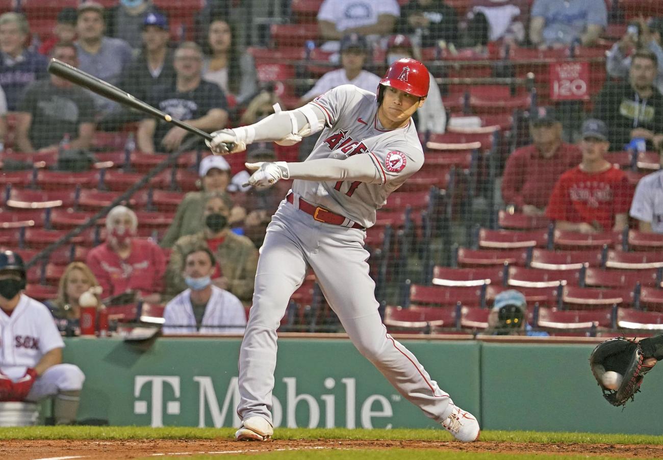 3回、空振り三振に倒れるエンゼルス大谷（共同）