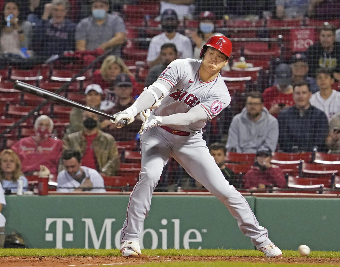 8回、空振り三振に倒れるエンゼルス大谷（共同）