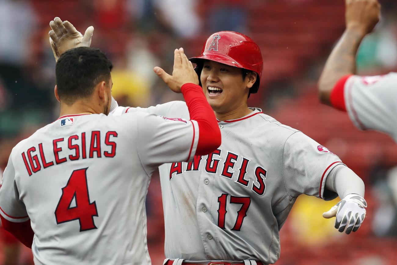 逆転の2ランを放ち、喜ぶエンゼルス大谷翔平（AP＝右）