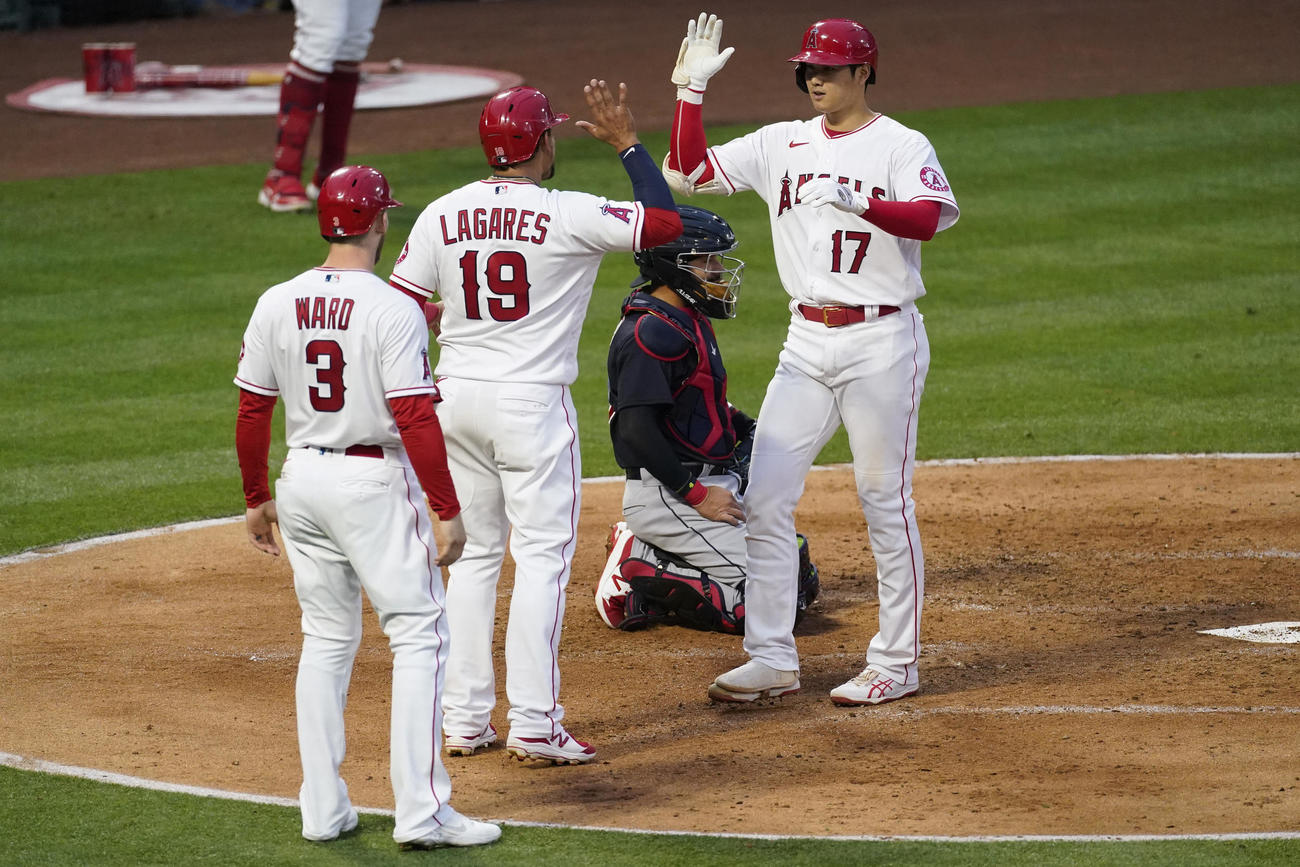13号3ランを放ち生還するエンゼルス大谷翔平（AP）