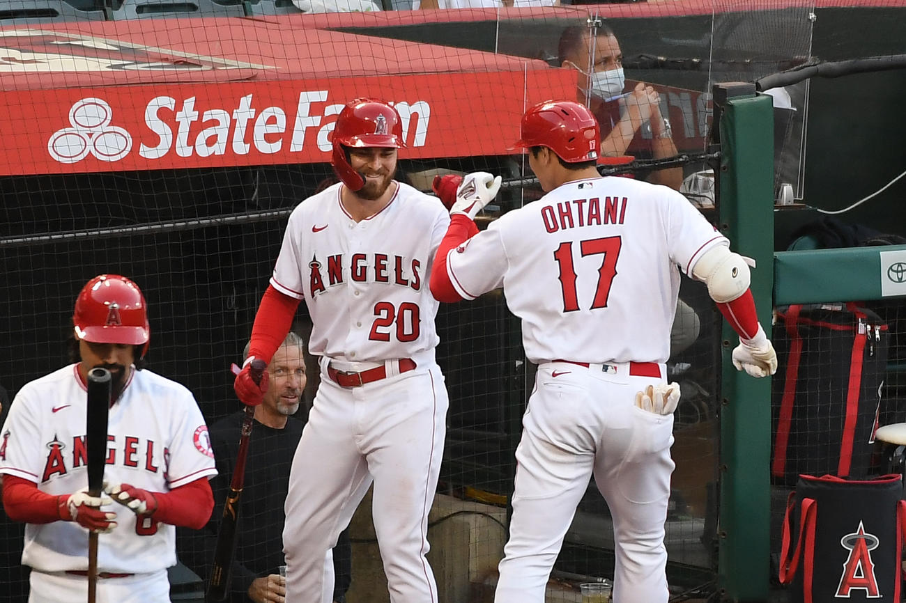 1回、14号ソロを放ちウォルシュ（20）に祝福されるエンゼルス大谷（ロイター）