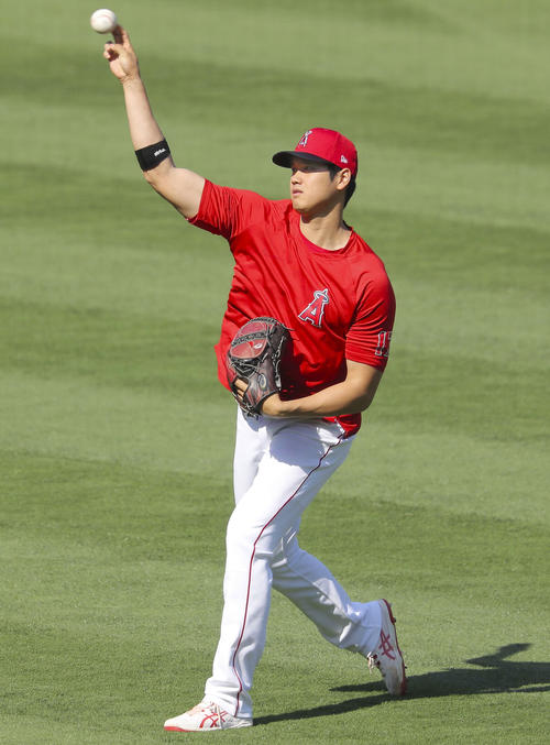 キャッチボールするエンゼルス大谷(共同)
