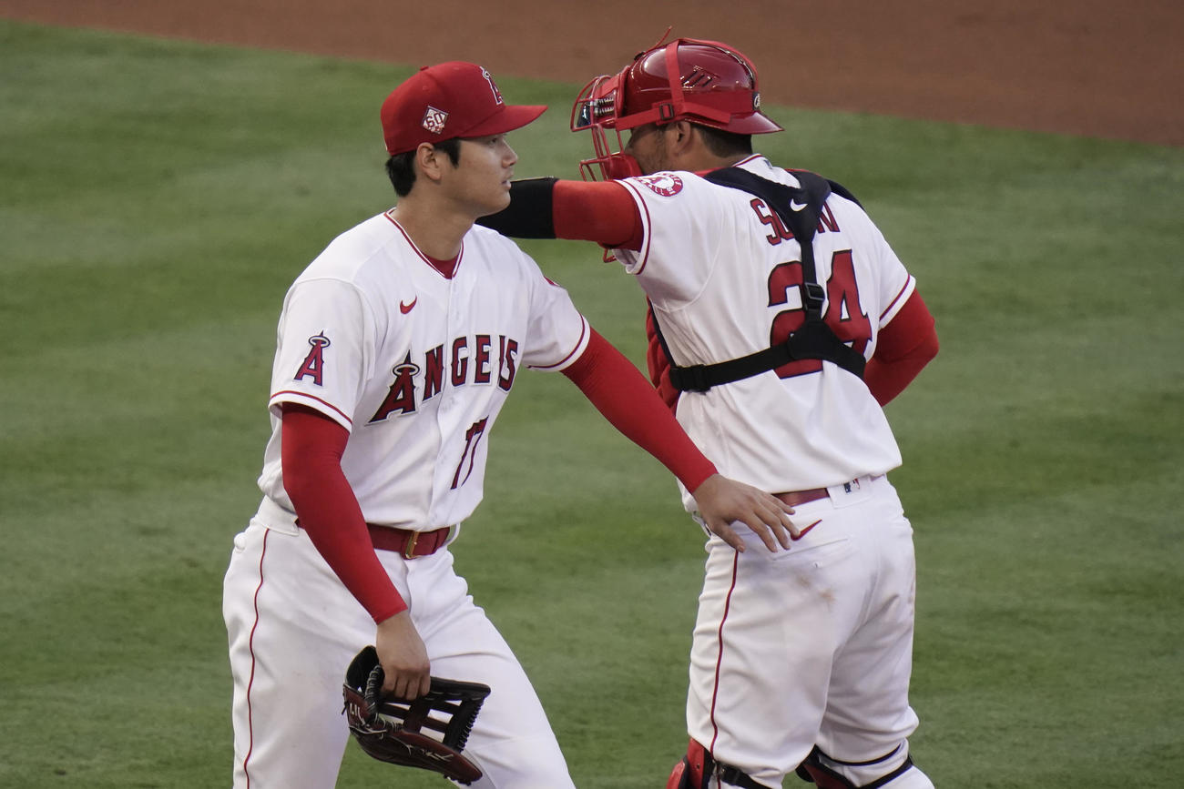 5回途中で降板するエンゼルス大谷（左）（AP）