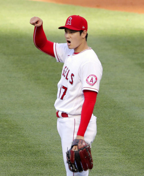2回、ラミレスを三ゴロに打ち取ったエンゼルス大谷（共同）