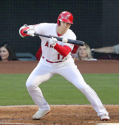 6回、三塁へのバント安打を決めるエンゼルス大谷（共同）