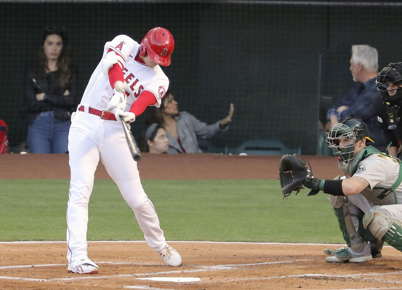 1回、中飛に倒れたエンゼルス大谷（共同）