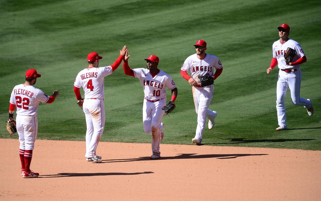 6－5で勝ったエンゼルスナイン。右端は大谷（ロイター）