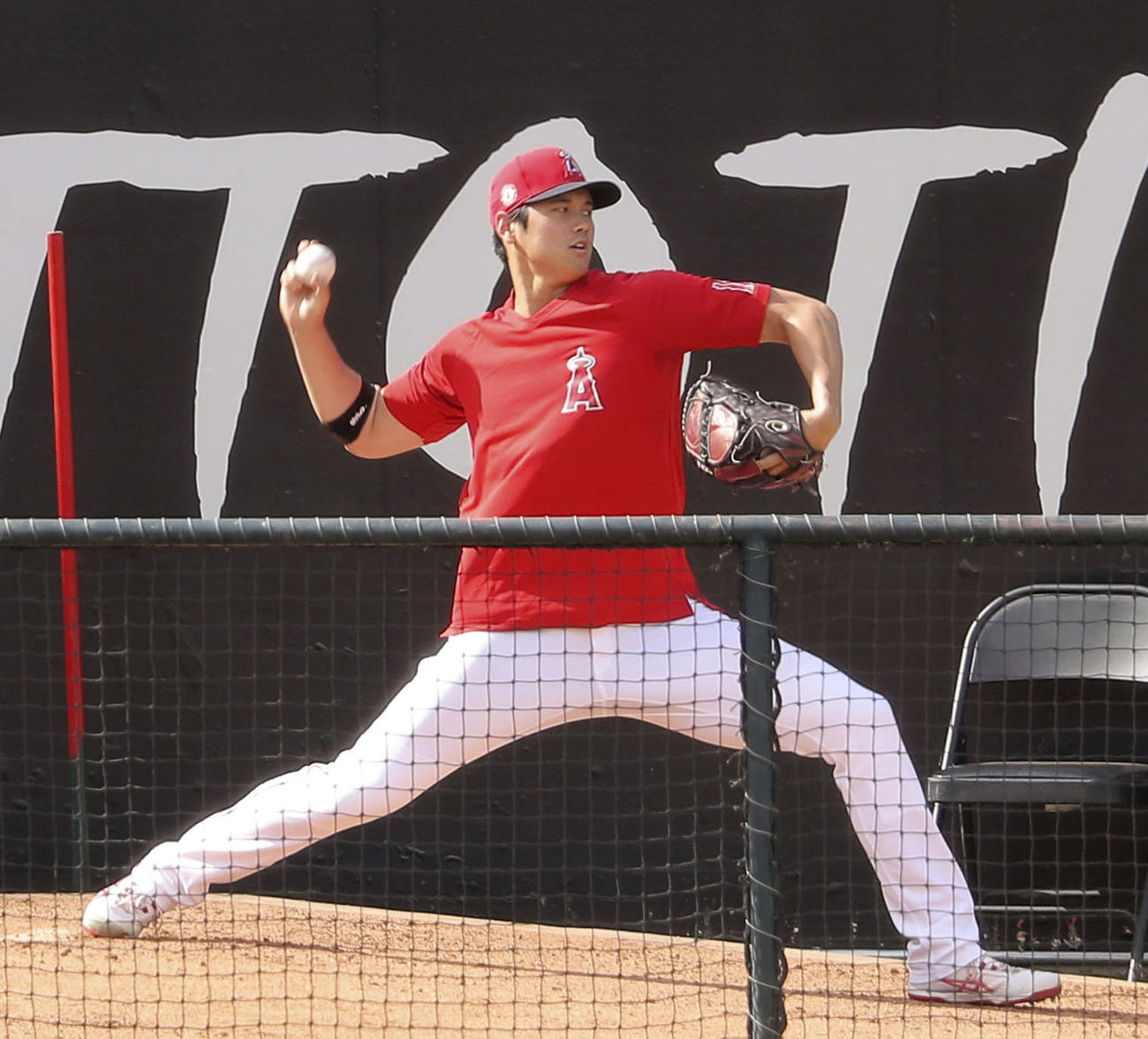 ブルペンで投球練習するエンゼルス大谷（共同）