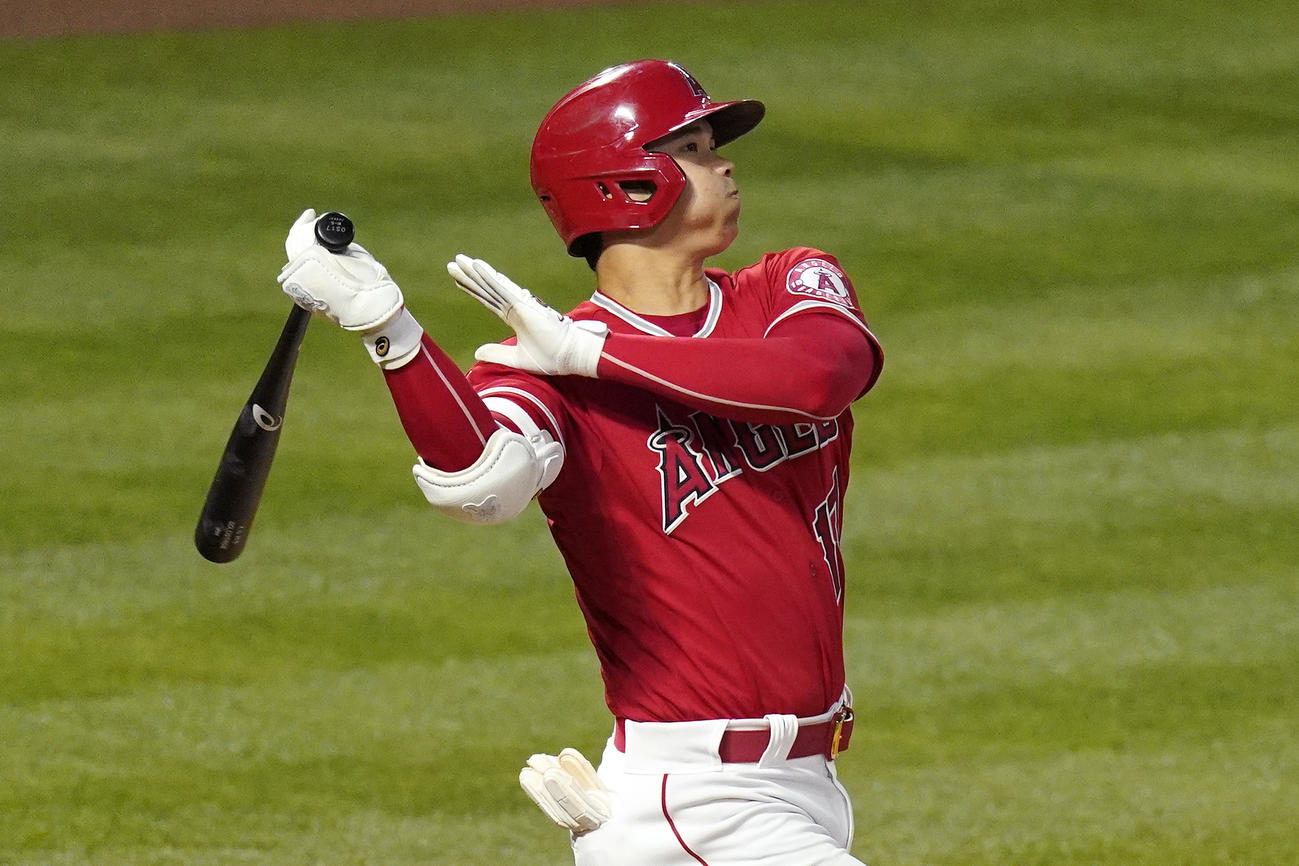 15号3ランを放つ大谷（AP）