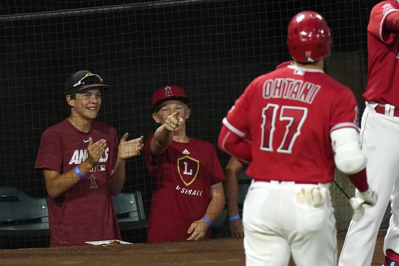 大谷の3ランに喜ぶエンゼルスファン（AP）