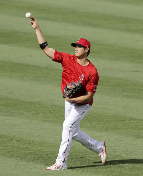 試合前にキャッチボールするエンゼルス大谷（共同）