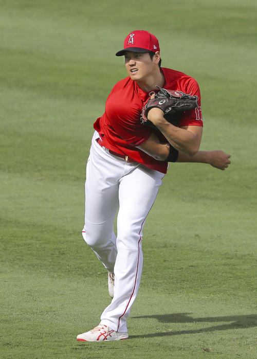 試合前にキャッチボールするエンゼルス大谷（共同）