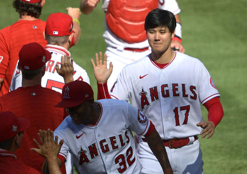 9－8で勝利し喜ぶ大谷（ロイター）