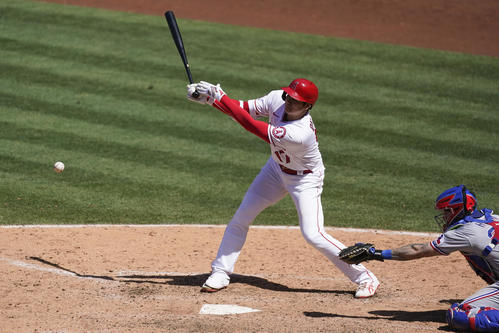 6回、内野安打を放つ大谷（AP）
