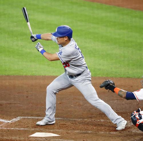 アストロズ戦の3回、中前打を放つドジャース筒香(共同)
