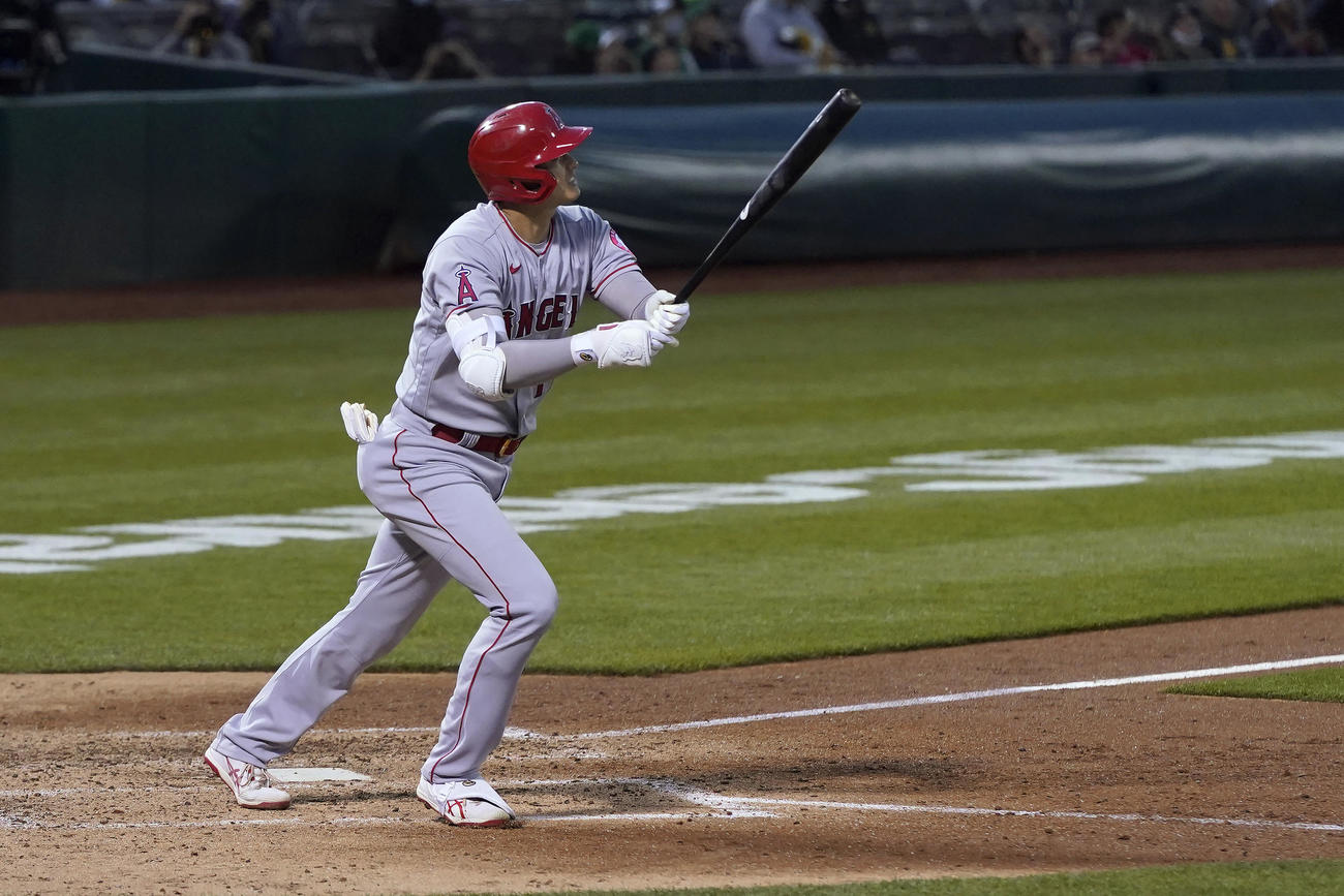 6回、左飛に倒れるエンゼルス大谷（AP）