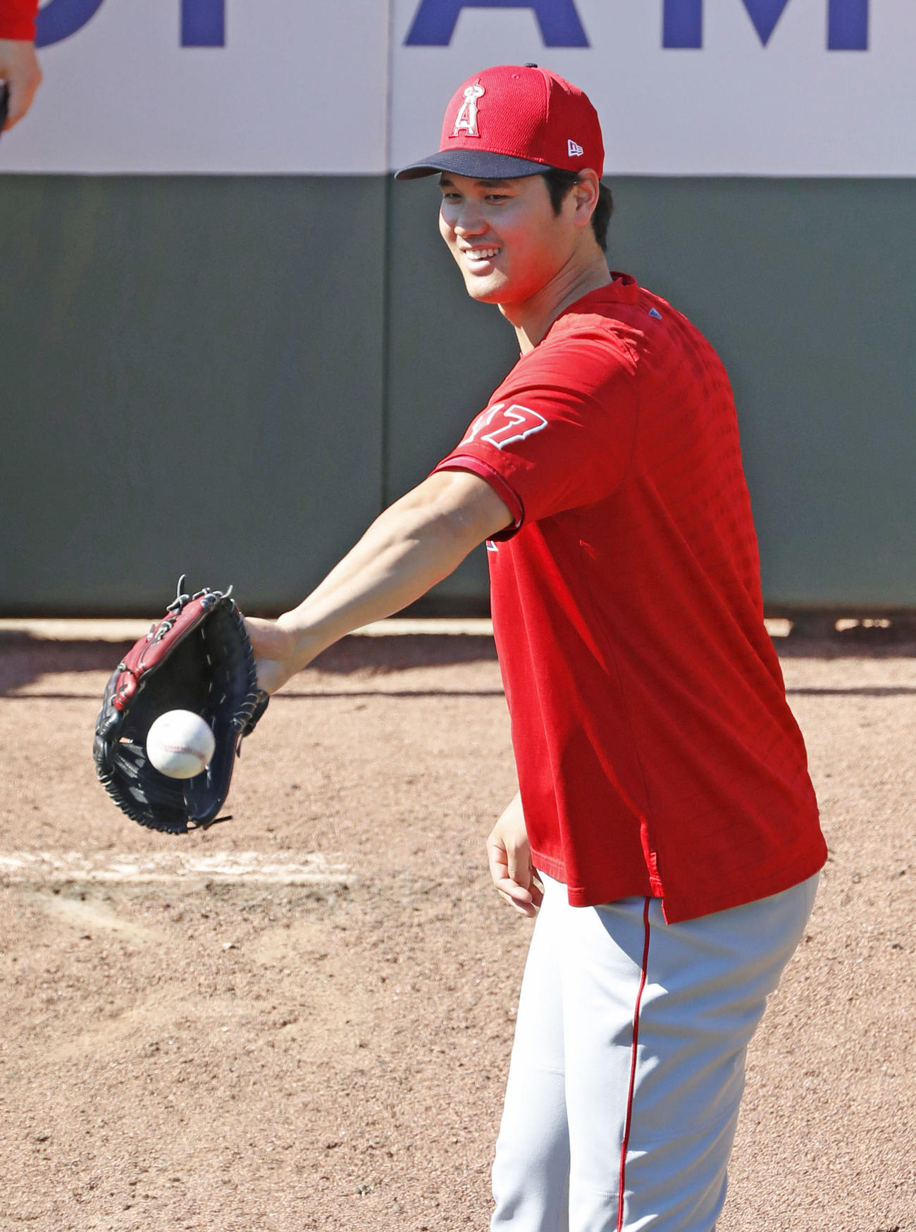 試合前、ブルペンで投球練習するエンゼルス大谷（共同）