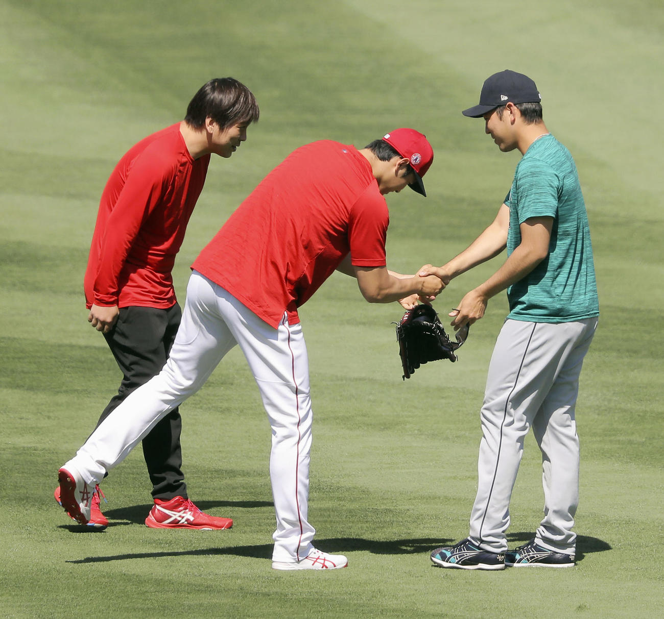 試合前にマリナーズ菊池（右）にあいさつするエンゼルス大谷（共同）