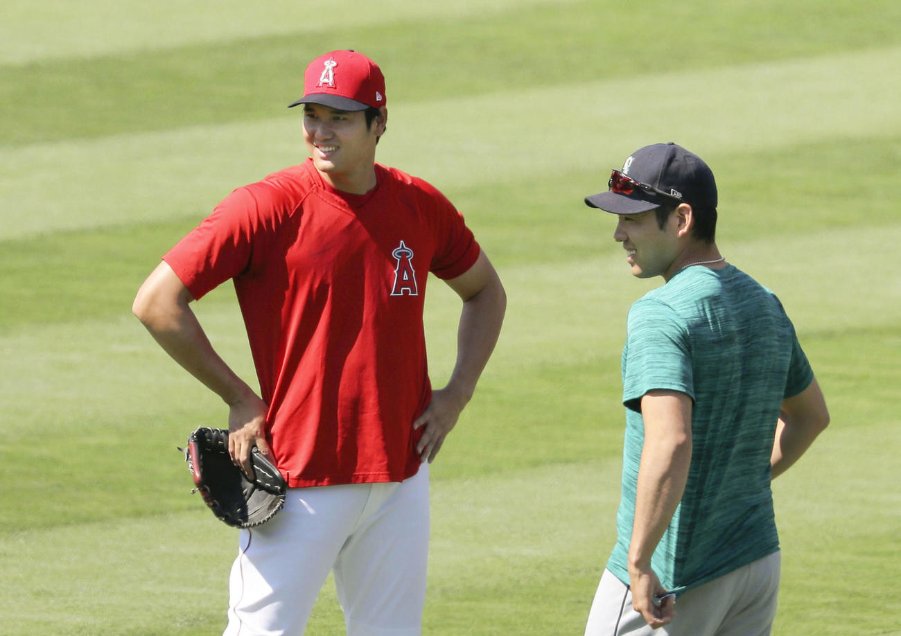 試合前にマリナーズ菊池（右）と言葉を交わすエンゼルス大谷（共同）