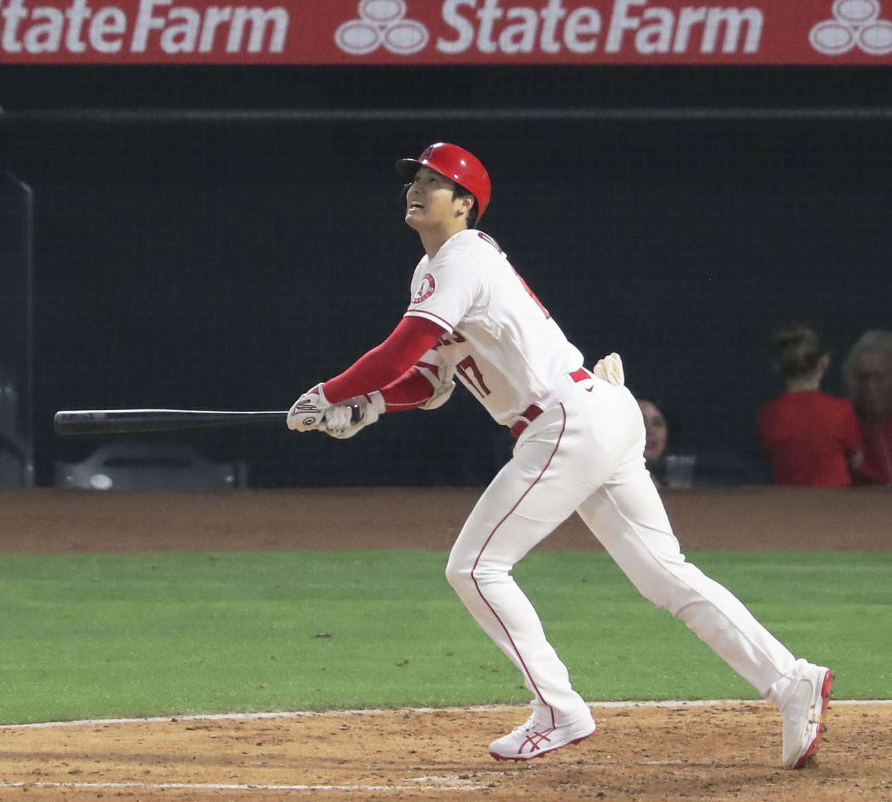 マリナーズ戦の7回、中飛に倒れるエンゼルス大谷（共同）