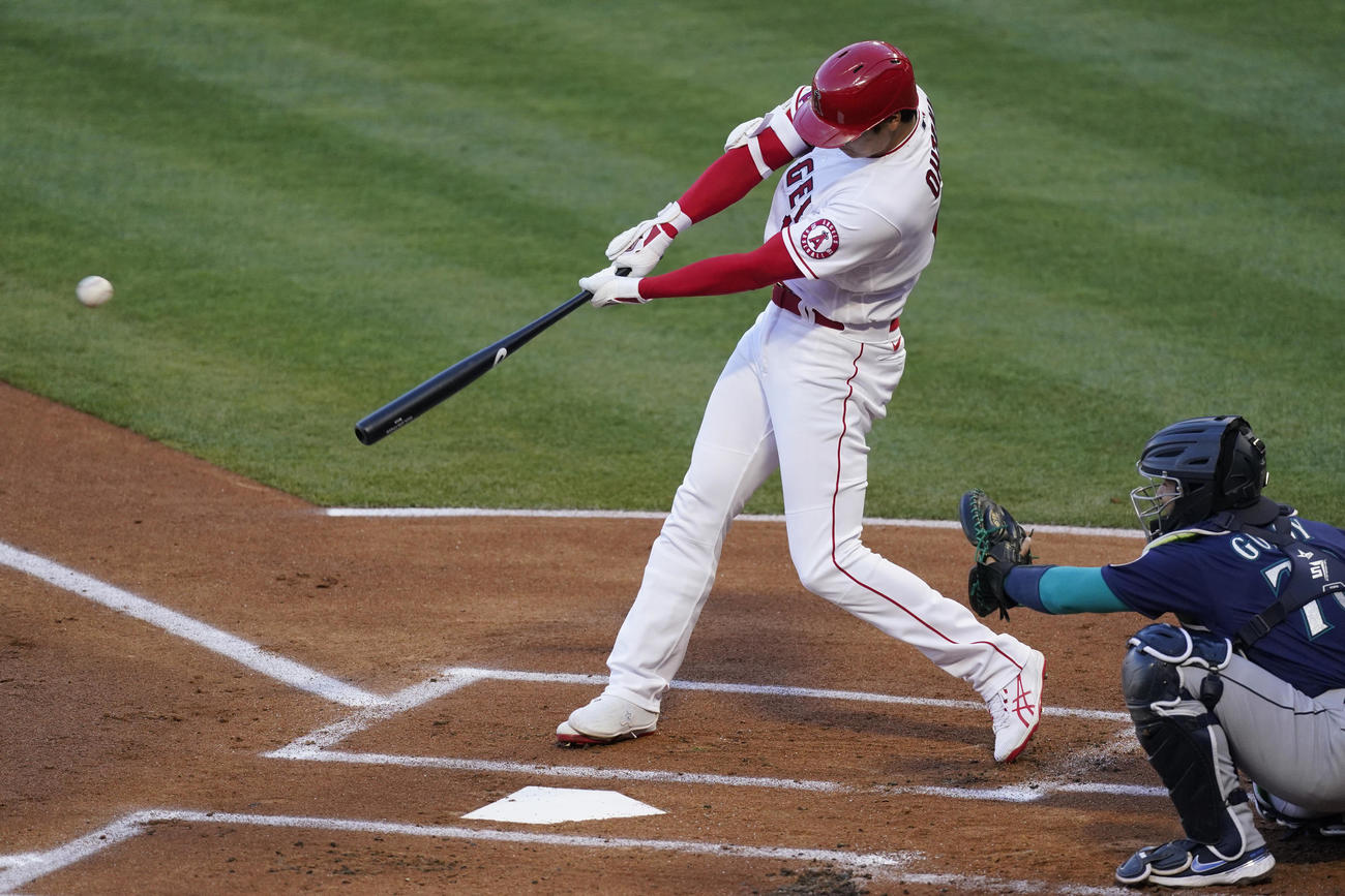 1回、先制の16号ソロを放った大谷（AP）