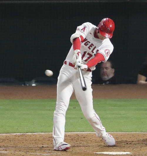 マリナーズ戦の7回、右直に倒れたエンゼルス大谷（共同）