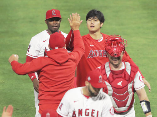 マリナーズに勝利しマドン監督とタッチを交わすエンゼルス大谷（奥右）（共同）